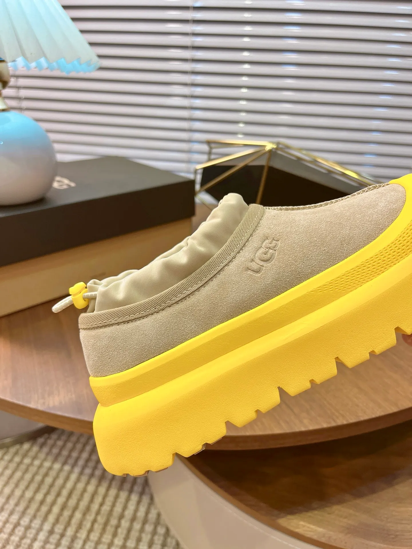 [UGG] P:500💰 Couple shoes Size: 35-44 [Wang Yibo's same style] UGG2025 new winter style Tasman fashion shoes for men and women 1144096 Ugg new fur shoes for autumn and winter, snow boots, same style for men and women ~ Handsome slip-on, lazy shoes, super easy to put on and take off ~ Suede cowhide fabric ~The soles are molded from original soles, not cheap rubber foam, but made of modern material. The characteristics of this material are that it is light, wear-resistant and non-slip. The outsole has a clear logo imprint, which is comparable to that of a store~